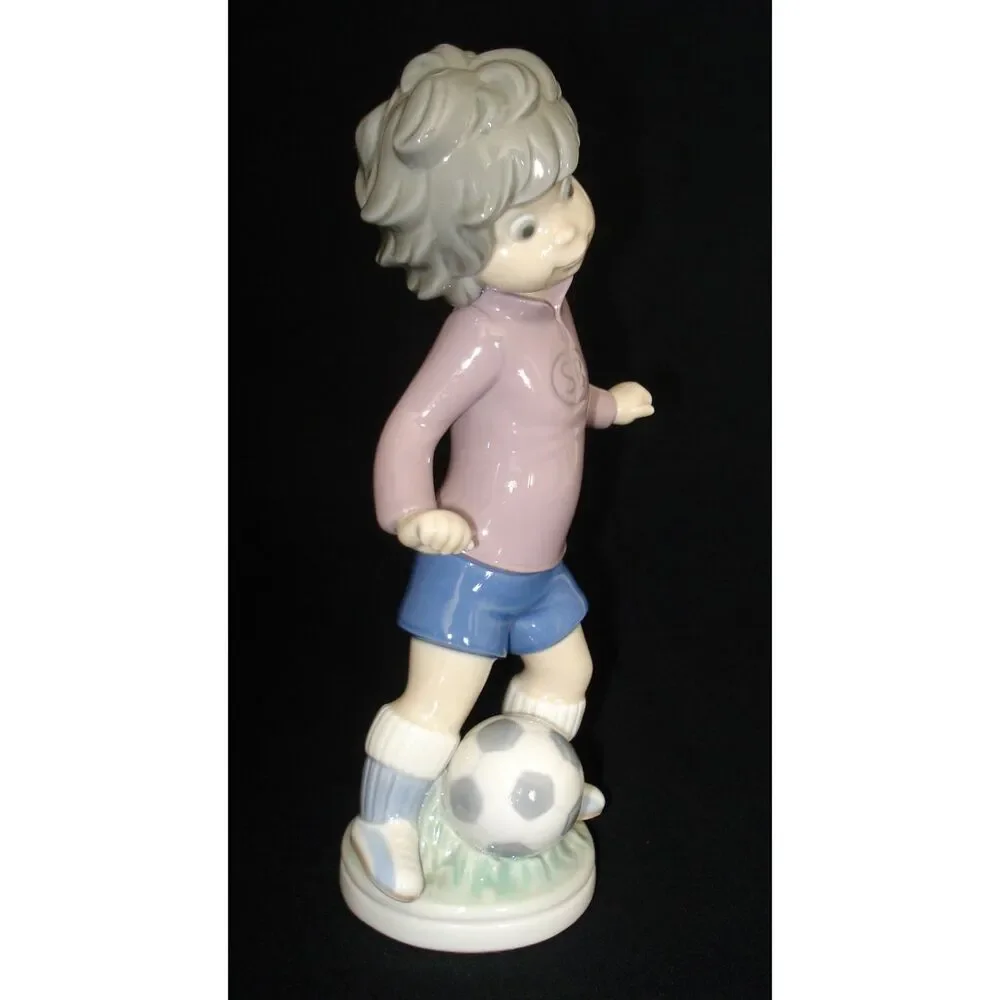 LLADRO Sports Billy Football Player Porcelain Figurine # 5135 Retired 1983 Mint